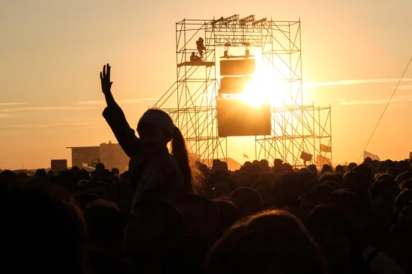 Samara 12.06.2010: Festival bij zonsondergang vele mensen trekken hun handen omhoog — Stockfoto