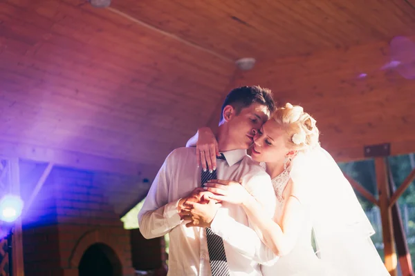 Pareja novia y novio bailando el primer baile — Foto de Stock