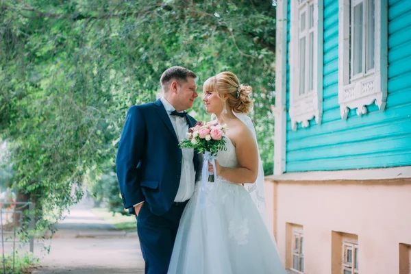 Mariée et marié sur le fond de la ville — Photo