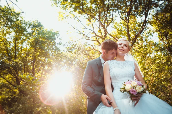 Novia y novio en el fondo del bosque — Foto de Stock