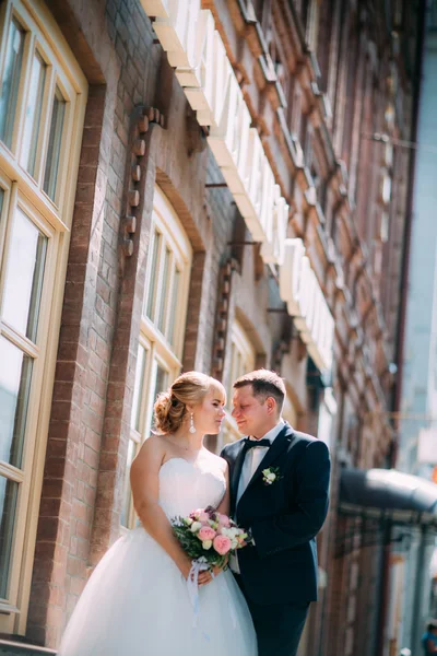 Bruid en bruidegom op de achtergrond van de stad — Stockfoto