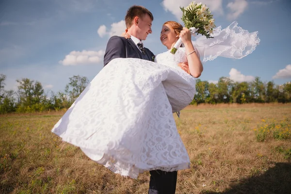 Pár nevěsta a ženich na pozadí pole — Stock fotografie