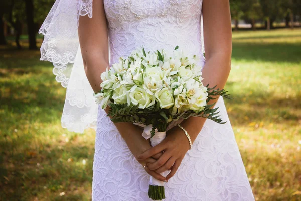 Die Braut mit einem Strauß bunter Rosen — Stockfoto
