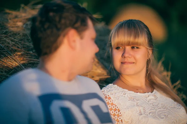 Ritratto di storia d'amore uomo e donna sullo sfondo pagliaio — Foto Stock