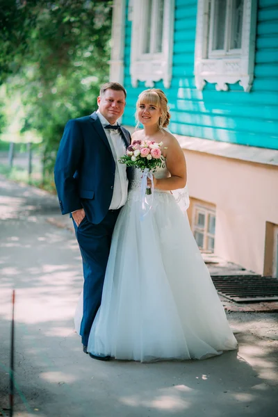 Жених и невеста на фоне города — стоковое фото