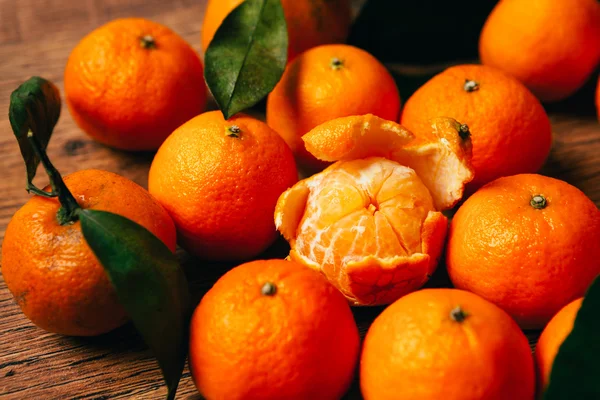 Molti mandarini freschi su uno sfondo di legno — Foto Stock