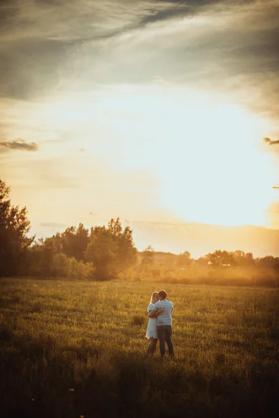 Liefde verhaal man en vrouw op de achtergrond van hooibergen zon — Stockfoto