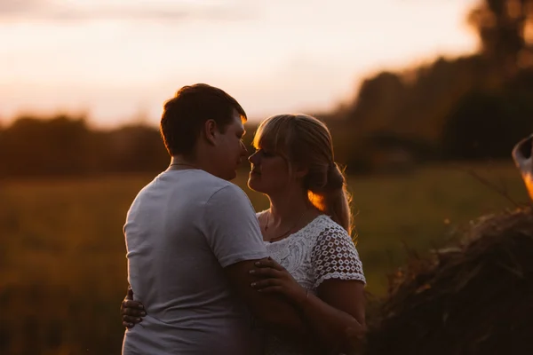 Retrato de la historia de amor hombre y mujer en el pajar de fondo —  Fotos de Stock