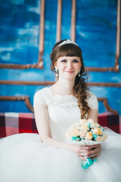 Potret pengantin muda yang bahagia di studio — Stok Foto