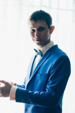 Genç damat bir pencere arka plan üzerinde duruyor