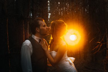 dramatik resim gelin ve damat yaprakları orman arka arka plan üzerinde