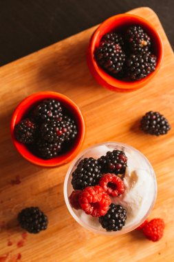 BlackBerry dondurma Kupası ve ahşap Komiteler bulanık yeşil zemin üzerine cam