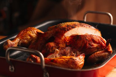 Doğranmış taze usanmış kabuk ile pişmiş tavuk