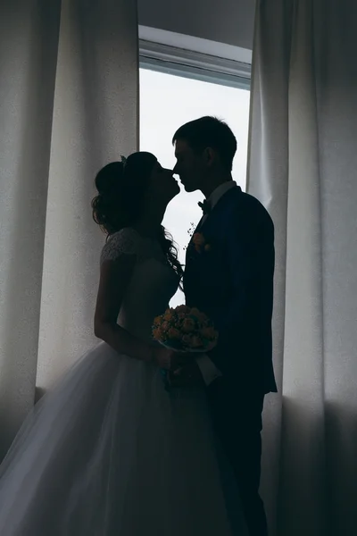 Bride and groom silhouettes in the studio — Stock Photo, Image