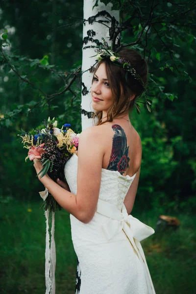 Portrait of a bride on background leaves and forest — Stock Photo, Image