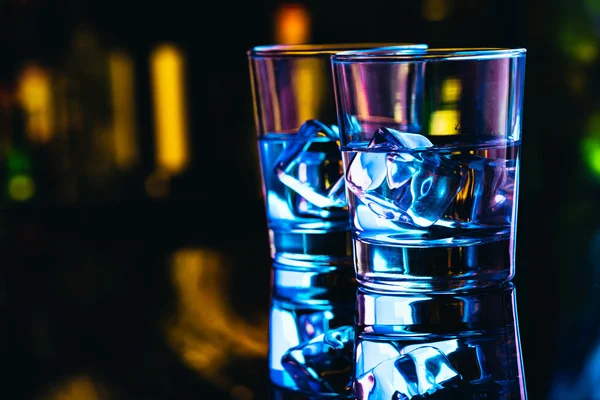 Två glas vodka med is närbild — Stockfoto