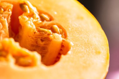 Olgun kavun yarısı üzerinde arka plan bulanık yakın çekim