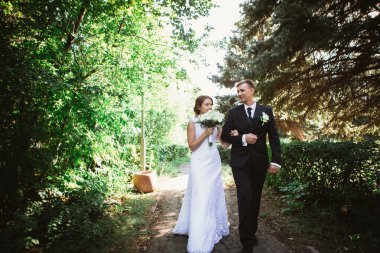 Park geçmişinde bir çift gelin ve damat