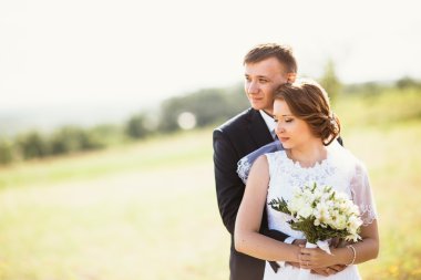 Gelin ve damat sahada.