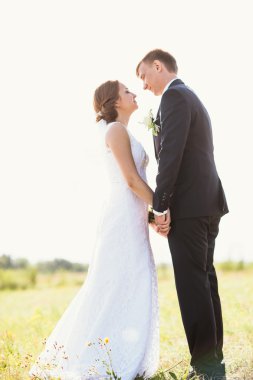 Gelin ve damat sahada.