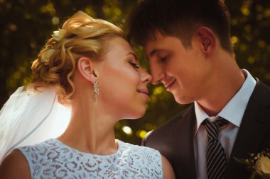 Gelin ve damat orman arka plan üzerinde portresi