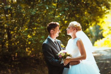 Gelin ve damat orman arka planında