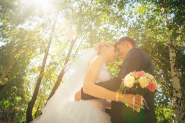 portre gelin ve damat park sokak arka plan üzerinde