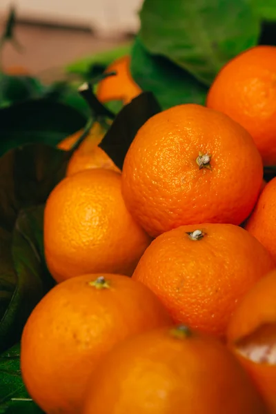 Mnoho čerstvých mandarinek na dřevěném pozadí — Stock fotografie