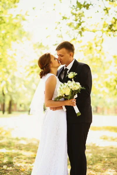 Couple mariée et marié sur un fond de parc — Photo