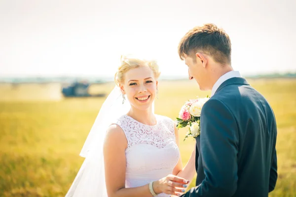 La novia y el novio en el fondo del campo — Foto de Stock