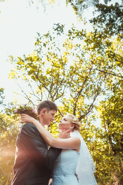 Nevěsta a ženich na pozadí lesa — Stock fotografie