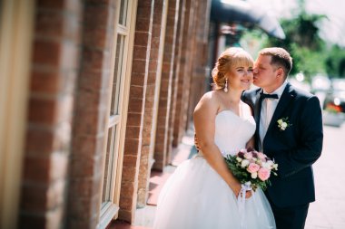 Gelin ve damat şehrin arka planında