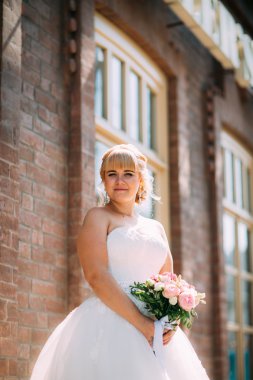 Caddenin bir arka plan üzerinde gelin