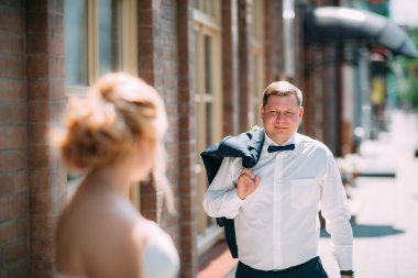 Gelin ve damat şehrin arka planında