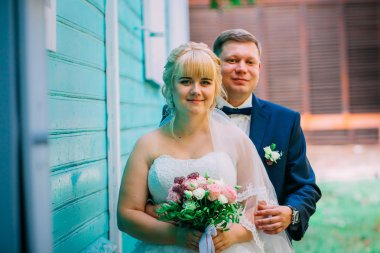 Gelin ve damat şehrin arka planında