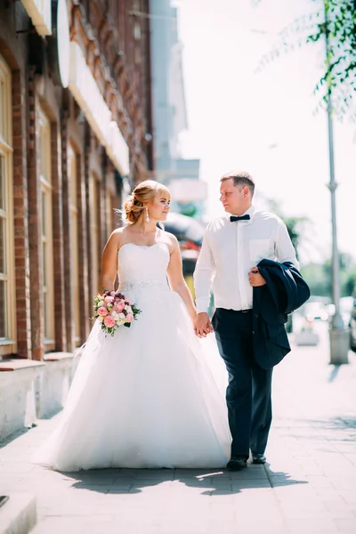 Bride and groom on the background of the city — Stock Photo, Image