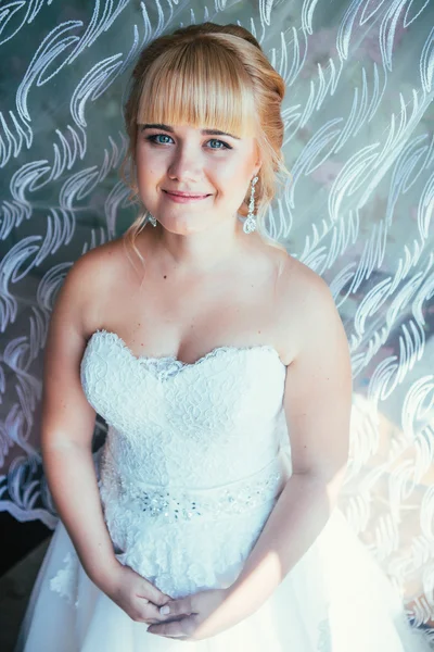 窓の近くに若い幸せな花嫁の肖像画 — ストック写真