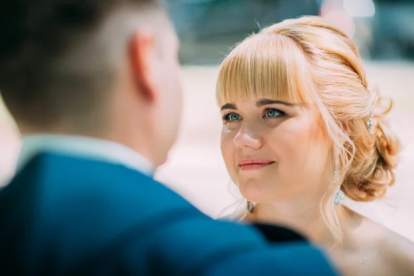 Bride and groom on the background of the city — Stock Photo, Image