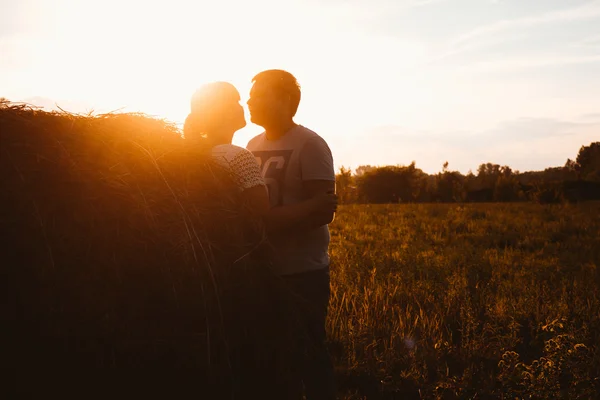 Love story férfi és nő a háttérben a Szénaboglyák nap — Stock Fotó