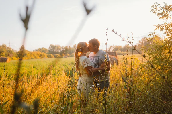 História de amor homem e mulher no campo de fundo — Fotografia de Stock