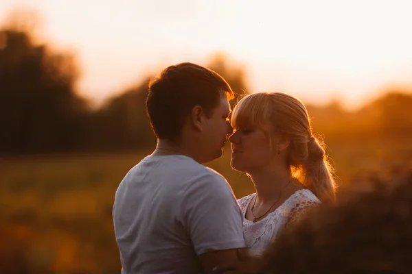 Porträtt av love story man och kvinna på bakgrunden höstacken — Stockfoto