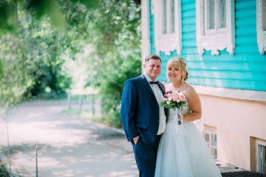 Gelin ve damat şehrin arka planında