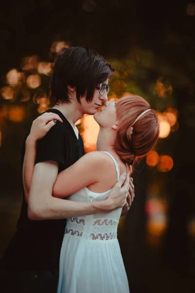 Killen och tjejen embracing på en bakgrund av naturpark — Stockfoto