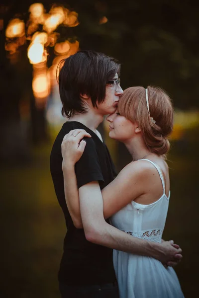 Guy and the girl embracing on a background of nature park — Stock Photo, Image