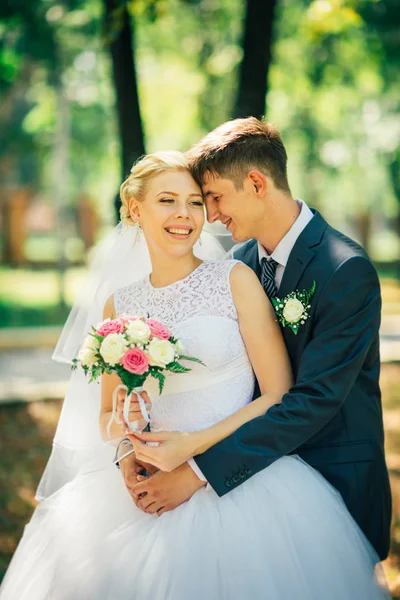 Nevěsta a ženich na pozadí parku uličky — Stock fotografie