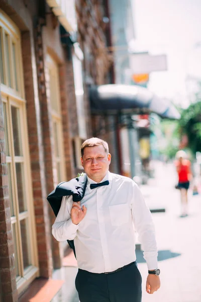 Groom on the background of a city street — Stock Photo, Image