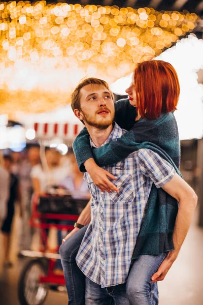Boldog pár átfogó este egy könnyű füzér — Stock Fotó