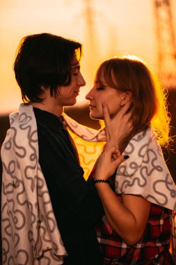 adam ve kız bir ekose günbatımında karşı ayakta