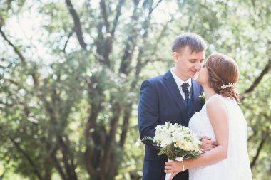 Park geçmişinde bir çift gelin ve damat