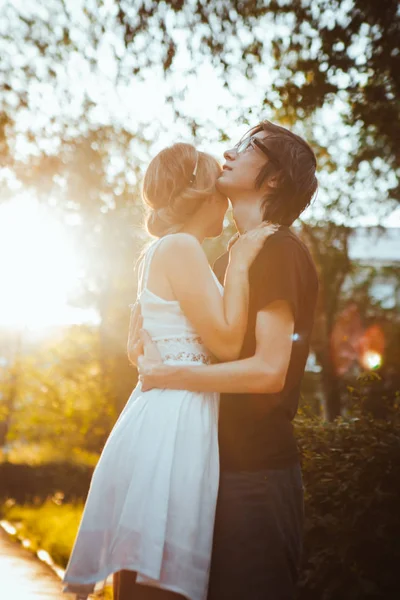 Kille och flicka omfamna på en bakgrund av park — Stockfoto